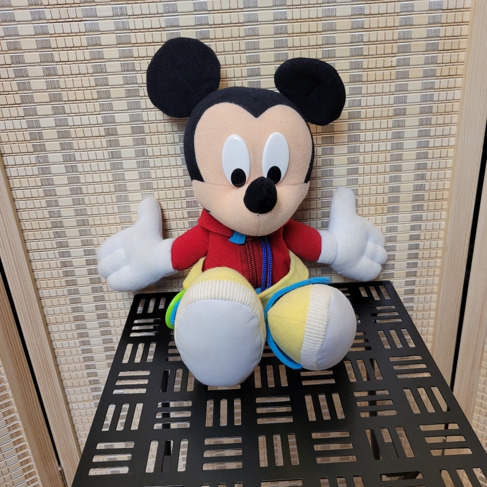 Learn to dress Mickey Mouse